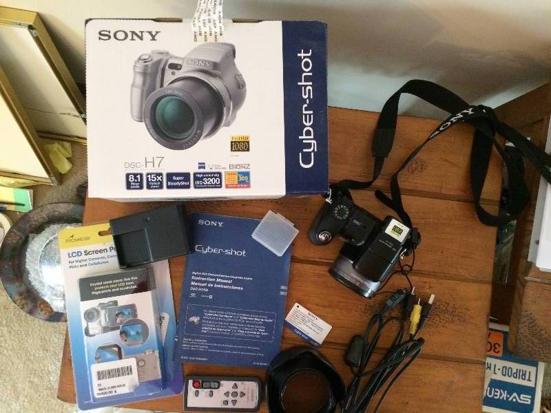 lot 37 image: Sony Cybershot DSC-H7 8.1MP Digital Camera with 15x Optical Image Stabilization Zoom & Video Recorder Plus Extras - Excellent Working Condition