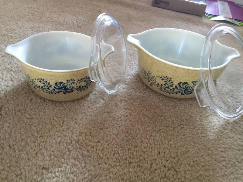 lot 7 image: VINTAGE LARGE CORNING CASSEROLE DISH SET