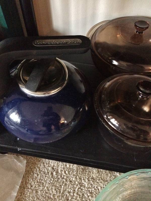lot 10 image: LOT OF PYREX GLASS PIE DISHES CASSEROLES AND KITCHENAID TEAPOT