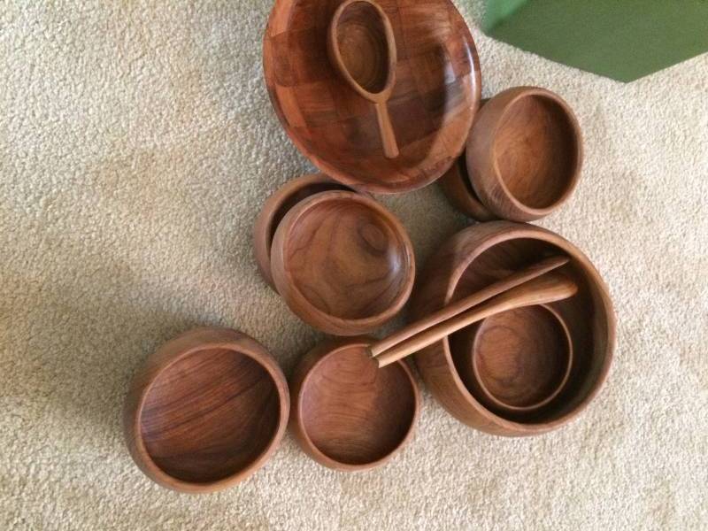 lot 43 image: VINTAGE WOOD BOWL SALAD SET