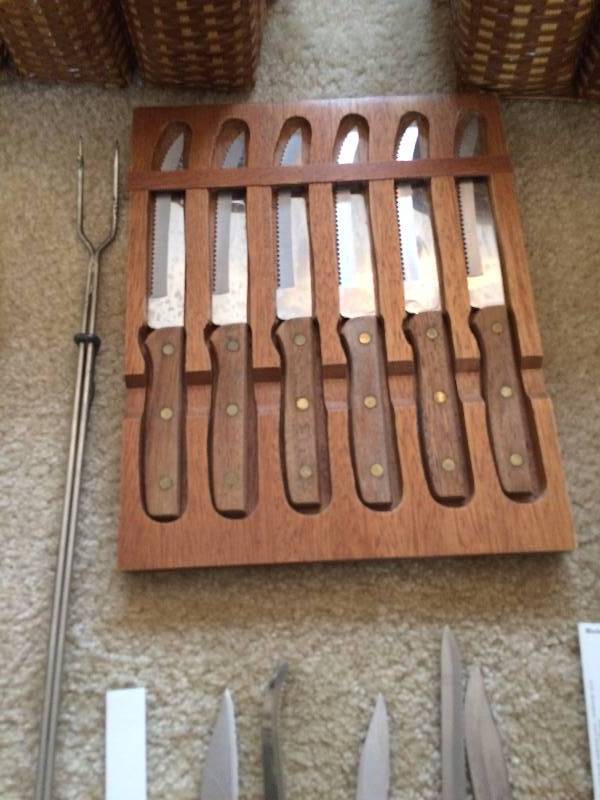 lot 44 image: KNIVES LOT PLUS GREAT OUTDOOR MARSHMALLOW TOOLS
