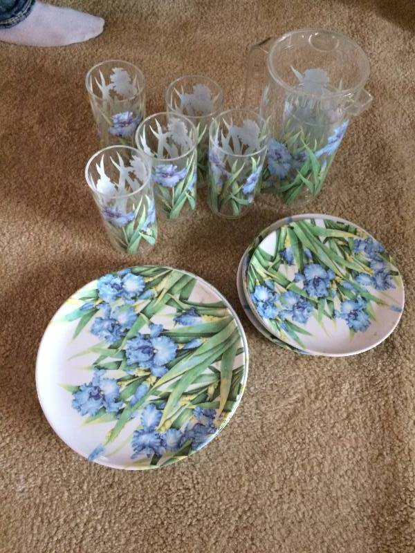 lot 49 image: VINTAGE MELLAMINE SUMMER ACRYLIC SET - EXCELLENT CONDITION