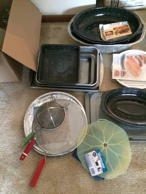 lot 53 image: MISCELLANEOUS PANS & BAKING DISHES PLUS POT HOLDERS - SOME OF THIS IS STILL NEW
