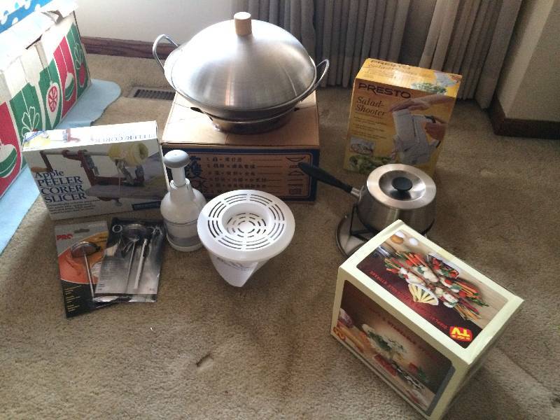 lot 55 image: MISCELLANEOUS LOT OF KITCHEN COOKEWARE - WOK LOOKS SEASONED AND READY TO STIR FRY SOMETHING DELICIOUS