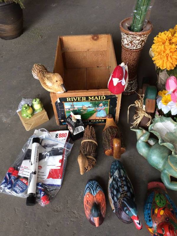 lot 94 image: MISCELLANEOUS COLLECTION OF OUTDOOR DECOR