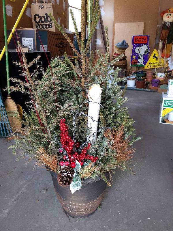 lot 98 image: LARGE CHRISTMAS PLANTER