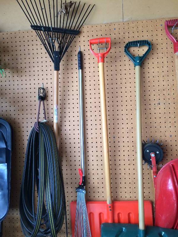 lot 99 image: ASSORTED OUTDOOR LAWN AND GARDEN TOOLS