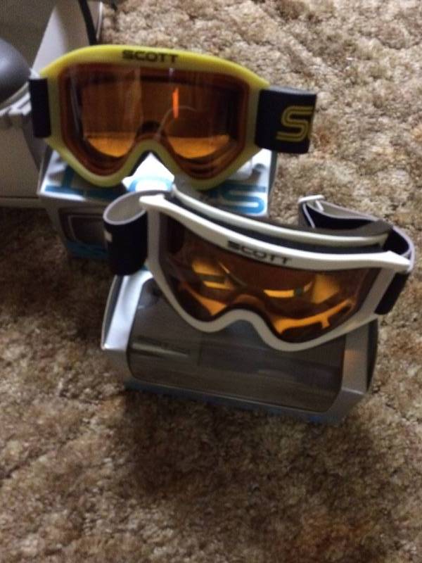 lot 103 image: MISCELLANEOUS LOT OF SKIING EQUIPMENT