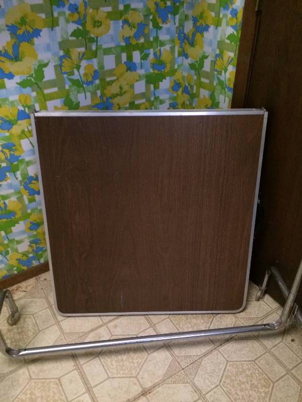 lot 109 image: FOLDING METAL TABLE AND DRESS LAUNDRY RACK MOBILE