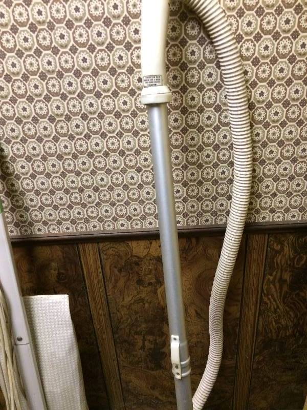 lot 11 image: COLLECTIBLE VINTAGE HOOVER VACUUM CLEANER - WORKS