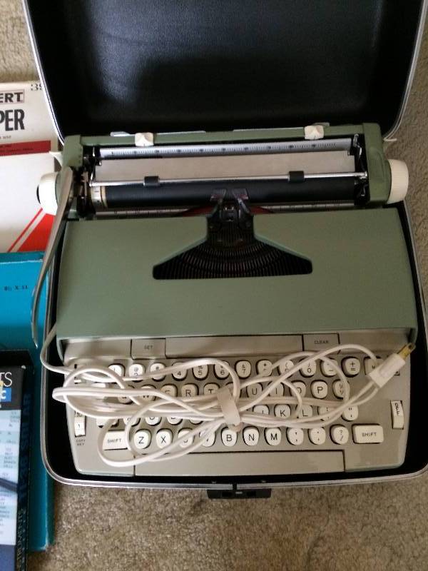 lot 65 image: VINTAGE TYPEWRITER