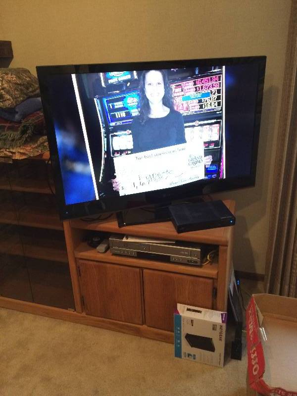 lot 13 image: 42 LG TELEVISION TV EXCELLENT WORKING CONDITION WITH REMOTE