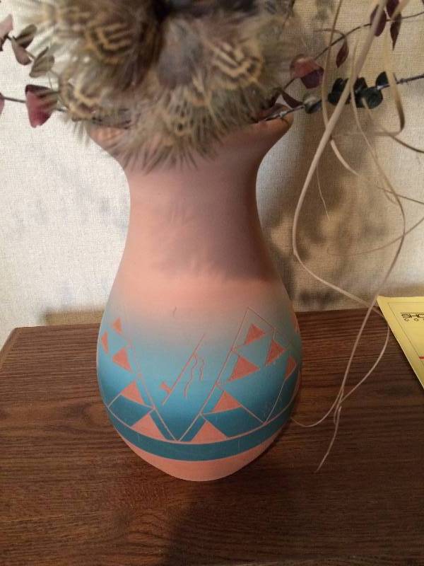 lot 76 image: NATIVE AMERICAN SIOUX POTTERY LARGE VASE DRIED FLORAL ARRANGEMENT - SIGNED ON BOTTOM