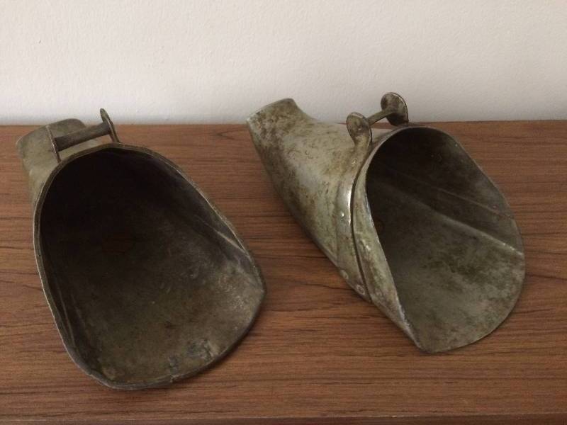 lot 78 image: VINTAGE COLLECTIBLE LARGE SCANDINAVIAN DANISH BRASS SHOES WALL POCKETS PLANTERS - STAMPED ON BOTTOMS