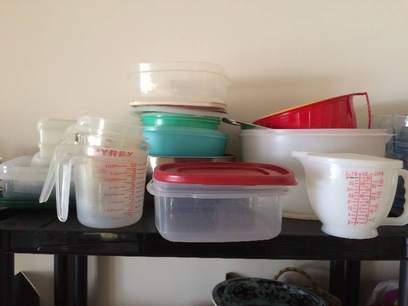 lot 120 image: LOT OF VINTAGE TUPPERWARE AND MEASURING CUPS