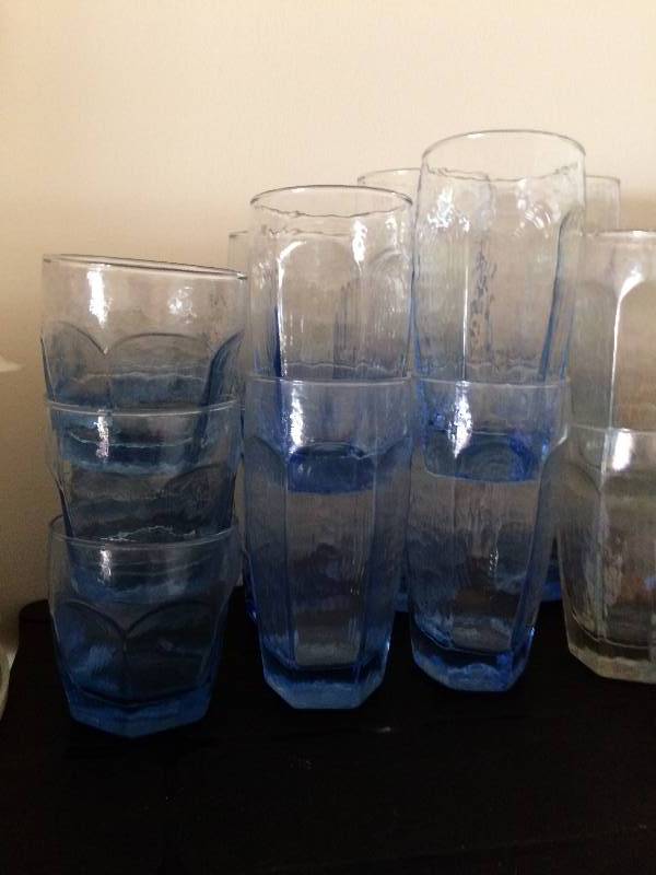 lot 122 image: COLLECTIBLE GLASSWARE AND THERMOS