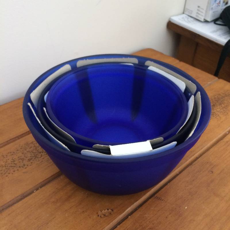 lot 117 image: ANCHOR HOCKING VINTAGE RARE FROSTED COBALT BLUE GLASS MIXING BOWL SET - EXCELLENT LIKE NEW CONDITION