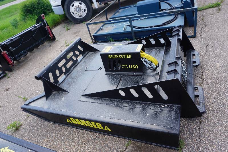 lot 2 image: Wild Kat Brush Cutter Brand Universal Mount Bobcat Skid Loader Skid Steer 70 Hydraulic Brush CutterBrush Hog