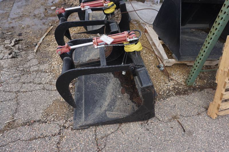 lot 13 image: Universal Mount Mini Skid Loader Skid Steer 36 Hydraulic Bucket Grapple