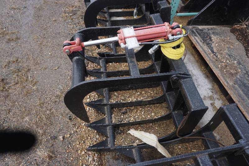lot 14 image: Universal Mount Mini Skid Loader Skid Steer 36 Hydraulic Root Grapple Bucket
