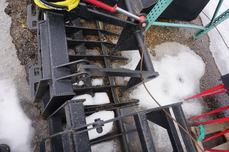 lot 11 image: Bobcat MT463 Mini Skid Mount 44 Heavy Duty Root Grapple Bucket