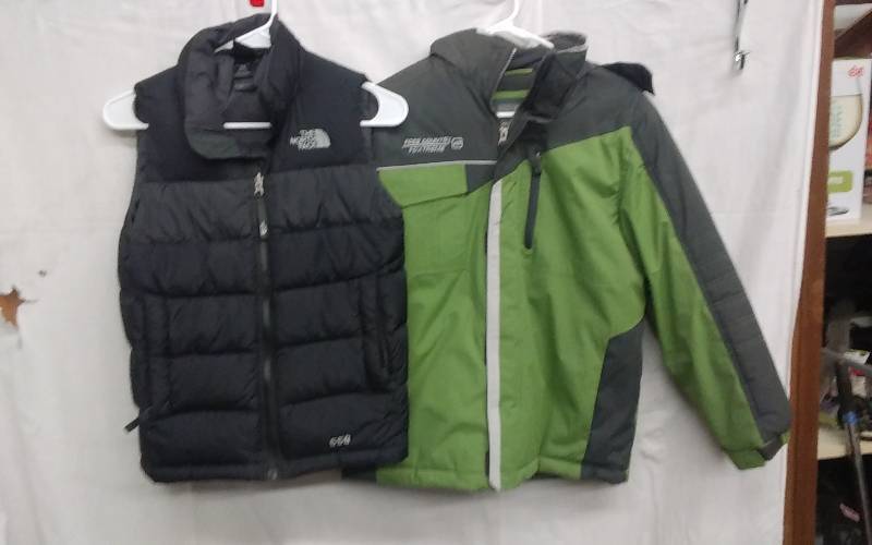 lot 2 image: The North Face Boys Vest & Free Country Jacket Size M (1012)