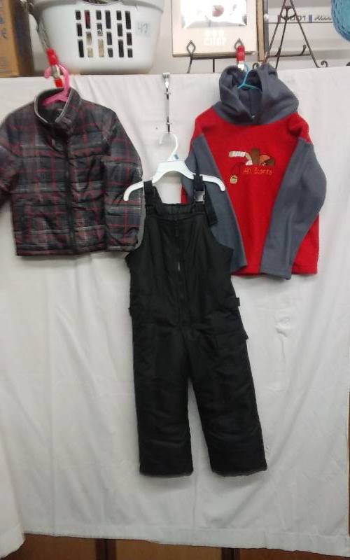 lot 19 image: 3-Piece Little Boys Size 5