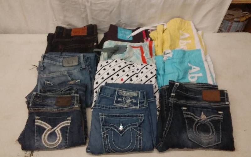 lot 25 image: 5-Pair Mens Designer Jeans & 5-Swimsuits (Size 32)