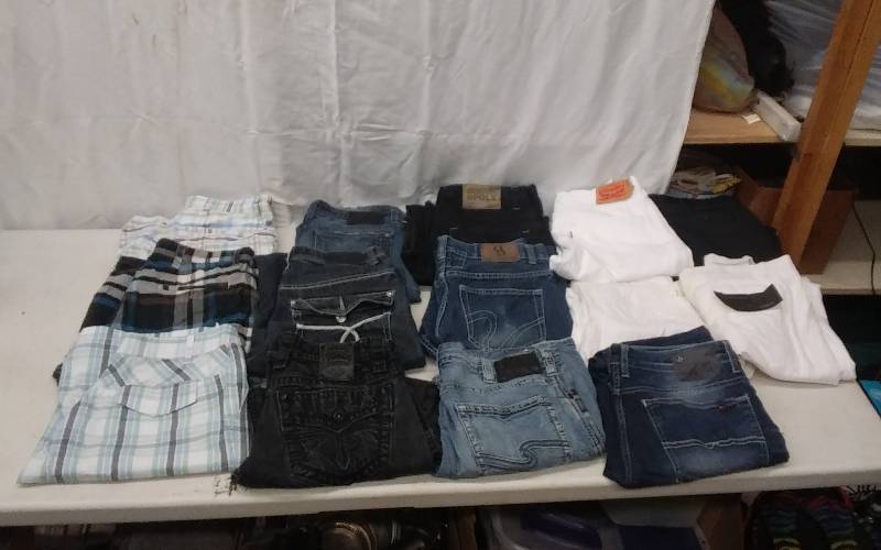 lot 26 image: 10-Pair Mens Designer Jeans, 4-Pair Shorts (Size 34)