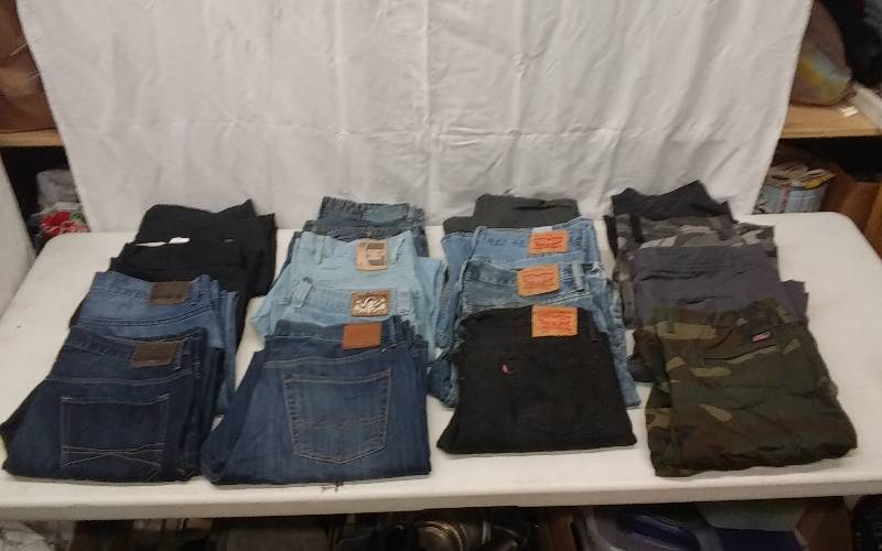 lot 27 image: 11-Pair Mens Designer JeansPants & 5-Pair Shorts (Size 36)
