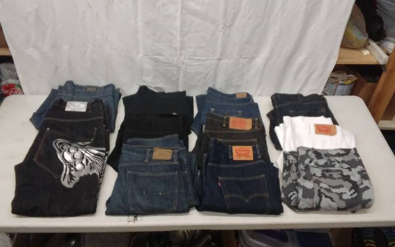 lot 29 image: 11-Pair Mens Designer JeansPants (Size 38)