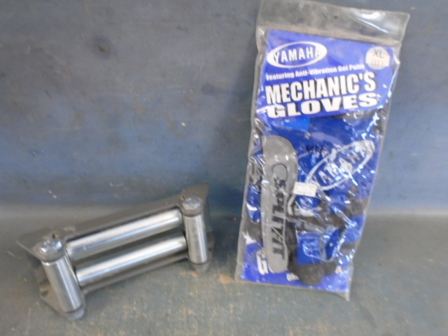 lot 20 image: Winch Rollers & Gloves