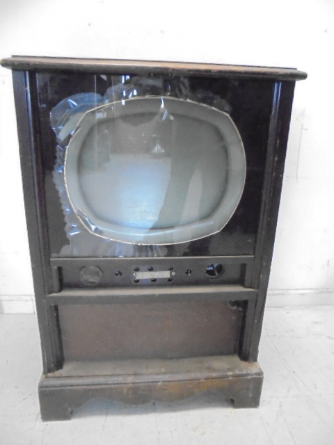 lot 8 image: Antique Television