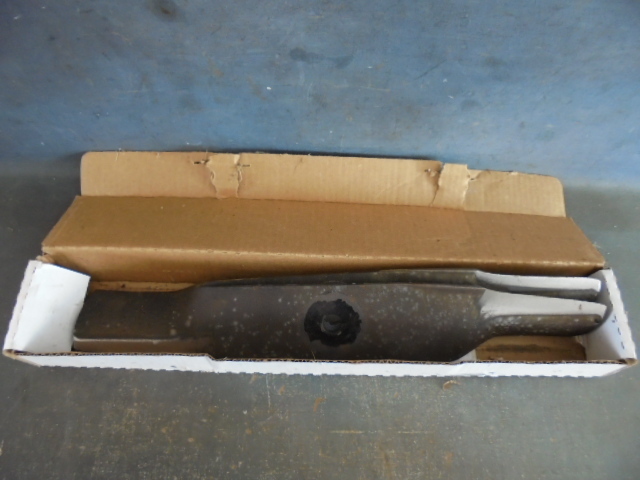 lot 85 image: 2 John Deere Lawn Mower Blades