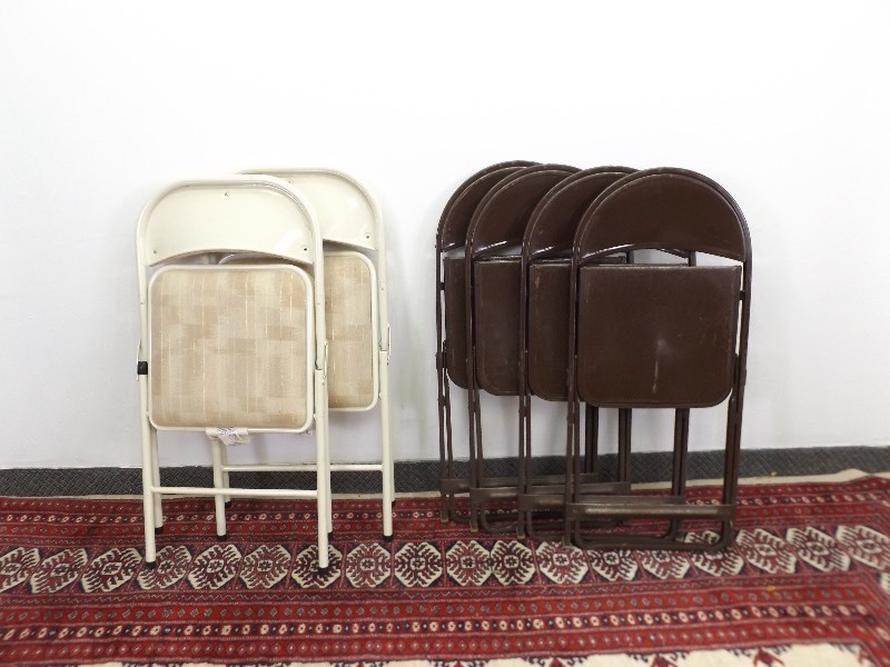 lot 14 image: 6 Metal Folding Chairs