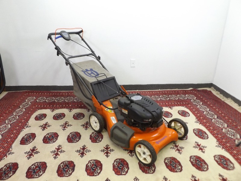 lot 16 image: WORKING Husqvarna 875 Series Lawn Mower