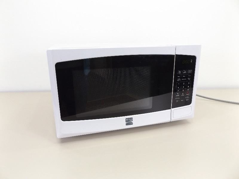 lot 21 image: WORKING Kenmore Microwave Oven