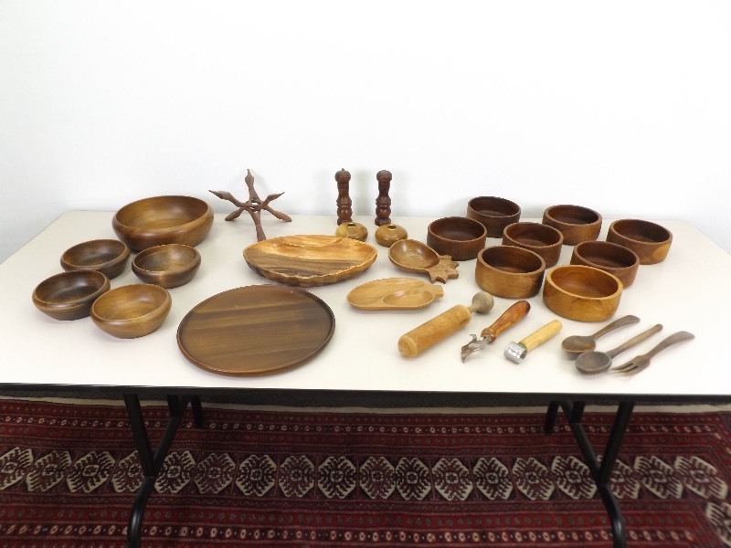 lot 29 image: Lot of Vintage Wood Dishes, Plates, etc.