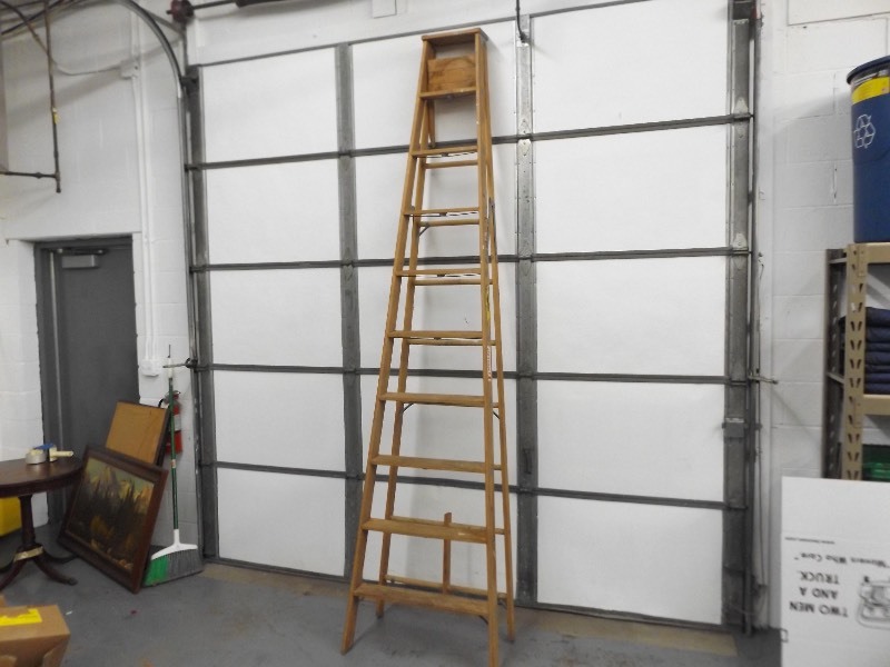lot 19 image: 10 Keller Wood Ladder