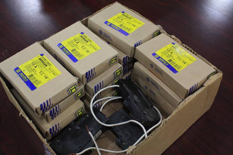 lot 66 image: 15 Amp Single Pole Breakers - New