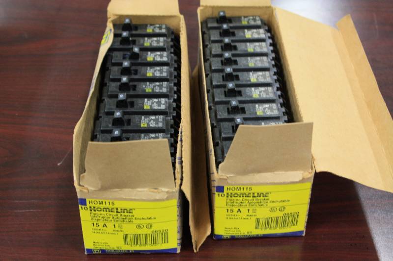 lot 69 image: 15 Amp Single Pole Breakers - New