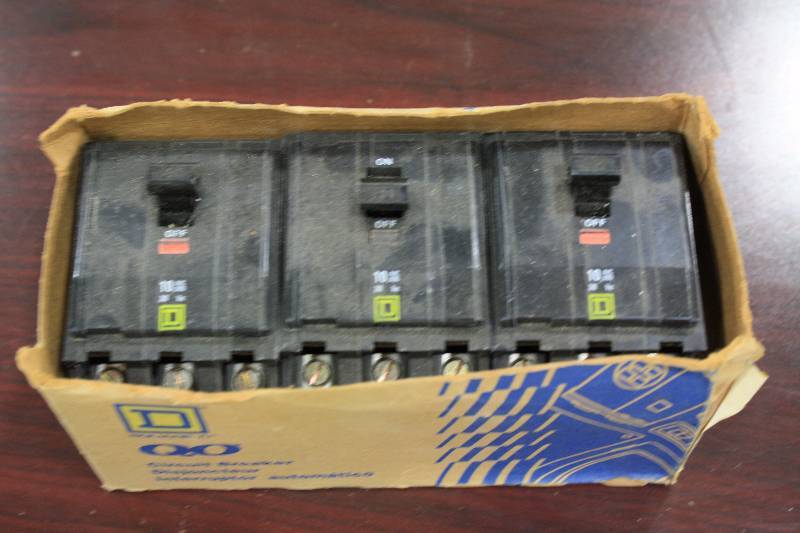 lot 77 image: 40 Amp 3 Pole Breakers - New