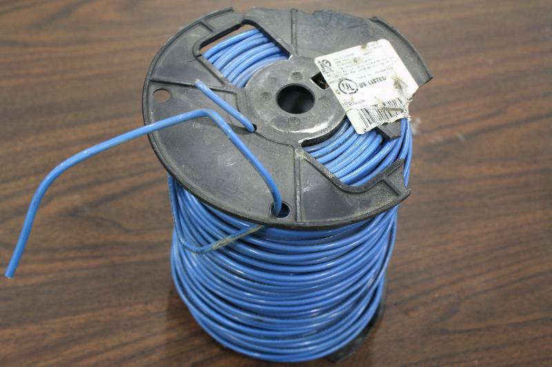 lot 20 image: Spool of Blue Solid Copper 600V 500ft Wire