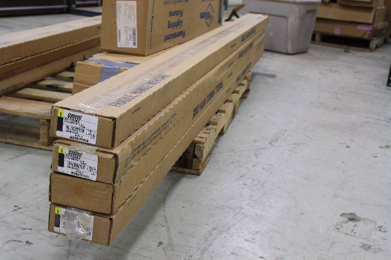 lot 97 image: 8ft Strip Lighting 2LT 32W TANDEM STRIP  4 QTY NEW