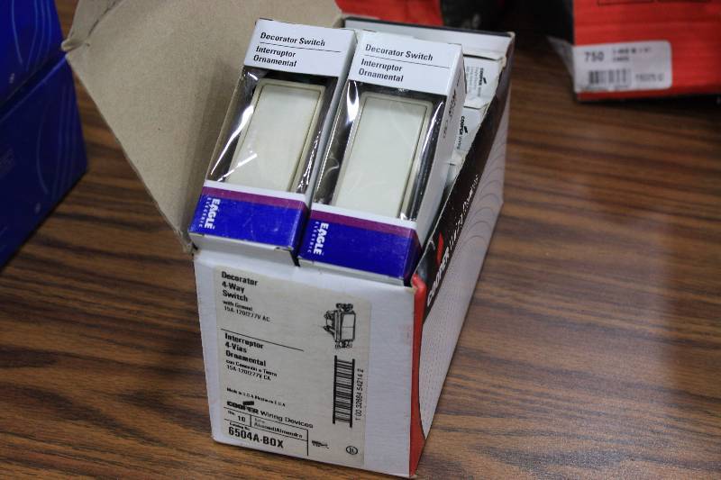 lot 146 image: Cooper Decorator 4-way Switch w Ground - New