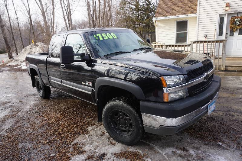 lot 3 image: 2004 Chevrolet 2500 HD LS Extended Cab 4 x 4 Pick Up Truck