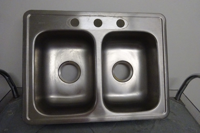 lot 27 image: Lot of 4 stainless steel sinks