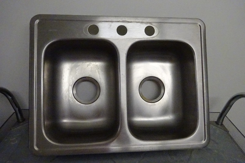 lot 28 image: Lot of 4 stainless steel sinks