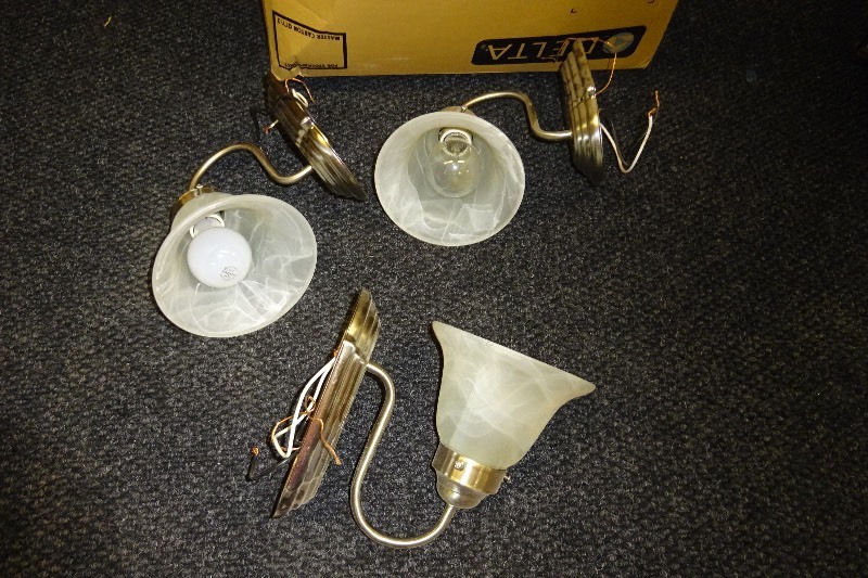 lot 32 image: 3 Bath lights