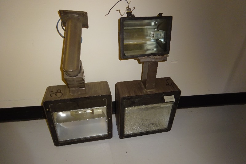 lot 36 image: Big light wall rack, big light with arm